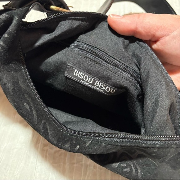 Black suede Bisou Bisou embossed design shoulder bag! - Picture 4 of 6